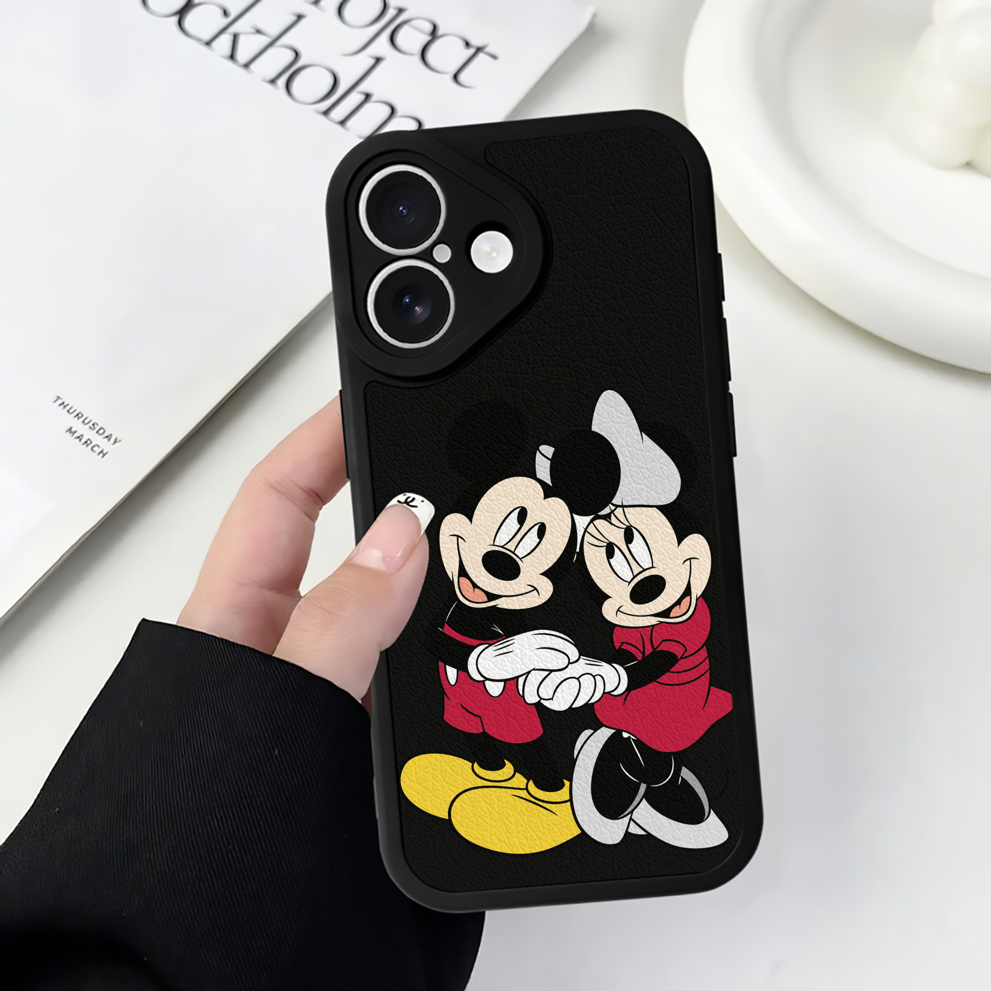 （画像用） ミッキーマウス Mickey Mouse 【iPhone 16シリーズ対応】シリコンスマホケース（レザー調） 材質：シリコン